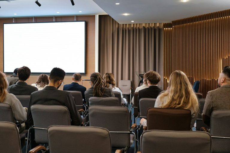 Ehrenamt Zwei Personen in T-Shirts mit der Aufschrift „Volunteer“ arbeiten in der Natur.