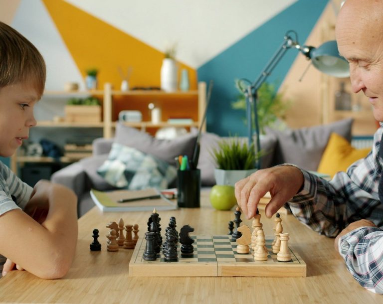 Aufruf Kinder- und Jugendfonds Kinder und alter Mann beim Schachspielen