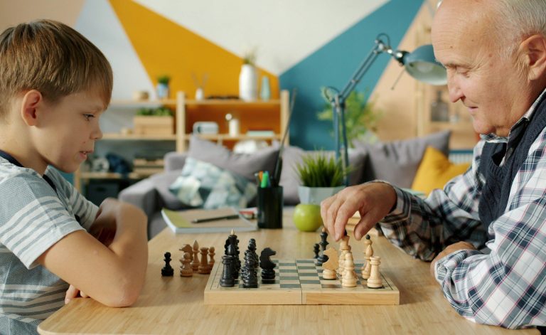 Aufruf Kinder- und Jugendfonds Kinder und alter Mann beim Schachspielen