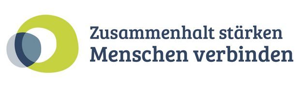 Logo Förderprogramm Logo mit dem Text „Zusammenhalt stärken, Menschen verbinden“ in blauen und grünen Farben.
