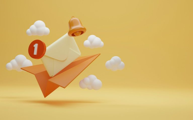 Papierflieger als Symbol für Neuigkeiten Ein orangefarbener Papierflieger mit einer E-Mail-Benachrichtigung und Wolken.