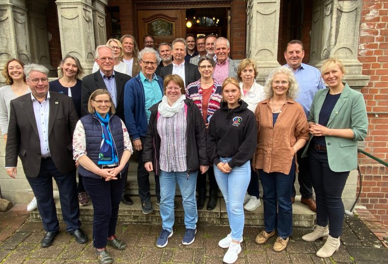 Sitzung Projektbeirat Mitglieder des Projektbeirates vor dem Gebäude des Kreisjugendrings in Barmstedt