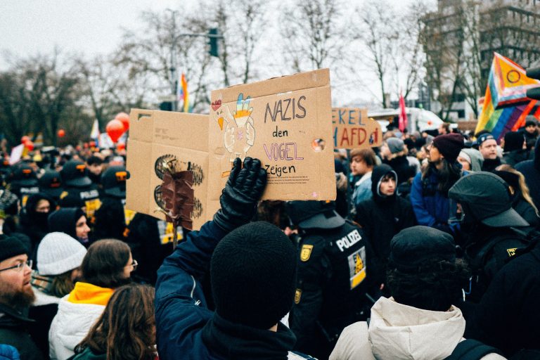 Engagementkonferenz Hände verschiedener Personen, die übereinander gestapelt sind, um Teamarbeit zu zeigen.