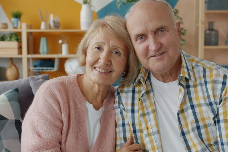 Ehrenamt Zwei Personen in T-Shirts mit der Aufschrift „Volunteer“ arbeiten in der Natur.