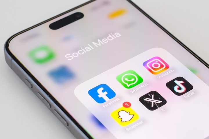 Veranstaltungshinweis Smartphone mit Programmansicht